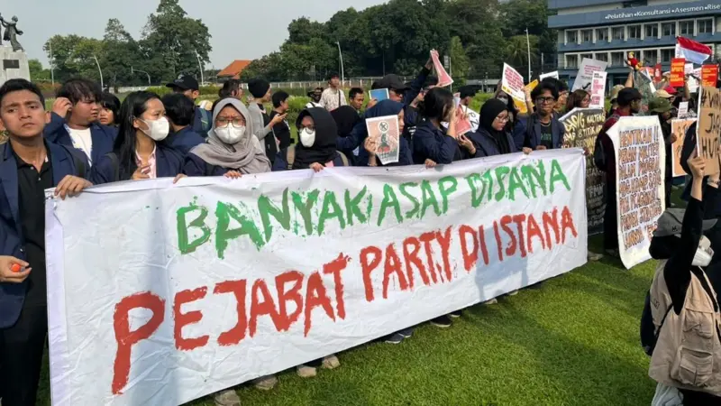 'Kami bicara atas nama masyarakat' – Ribuan mahasiswa di berbagai kota demo karhutla