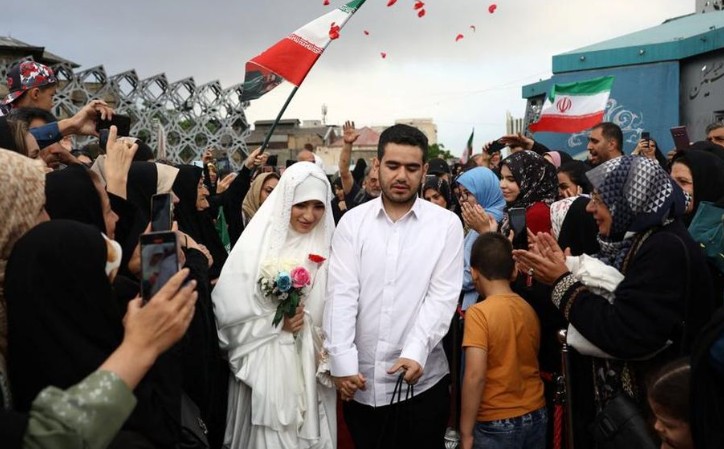 Iran menggelar pernikahan massal untuk pasangan yang siap berperang ‘pengorbanan’