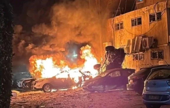Langit Tel Aviv Membara: Gelombang Rudal Iran Picu Kebakaran Hebat dan Kepanikan Massal