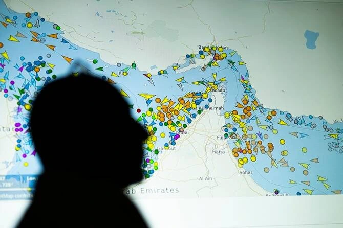 Kapal tanker milik UEA membocorkan sebagian bahan bakar dari Oman setelah serangan Iran