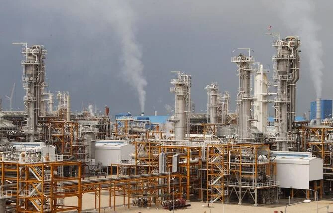 Menteri Pertahanan Israel mengatakan menyerang fasilitas petrokimia terbesar Iran