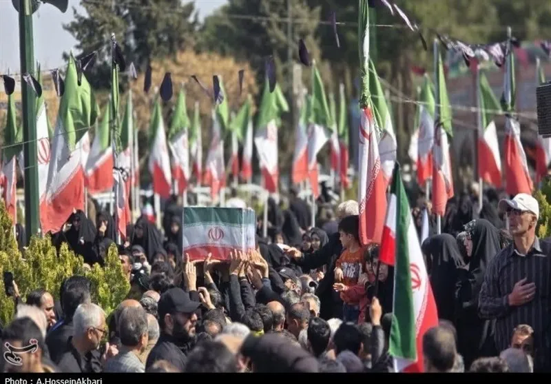 Rakyat Iran Mengucapkan Selamat Tinggal kepada Para Komandan yang Gugur sebagai Syahid