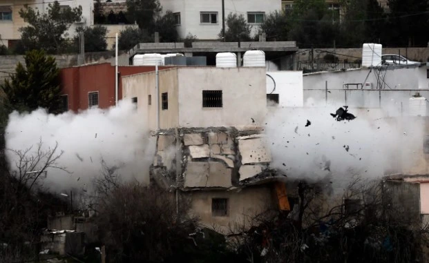 Seorang Warga Palestina Terpaksa Menghancurkan Rumah Sendiri Akibat Teror Pemukim Ilegal Israel di Masafer Yatta