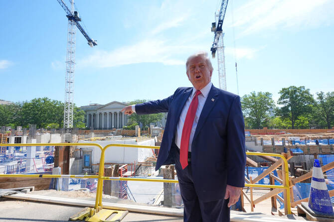 Trump mengatakan AS mungkin perlu memukul Iran lagi dalam beberapa hari mendatang