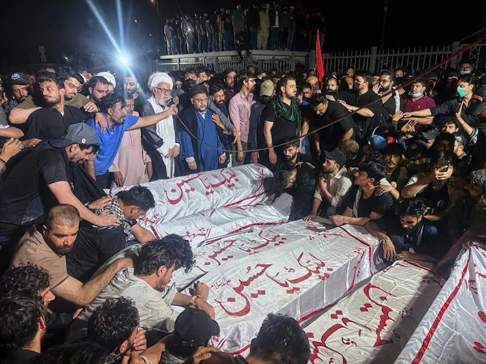 Marinir AS melepaskan tembakan ke arah warga Pakistan yang memprotes pembunuhan Khamenei.
