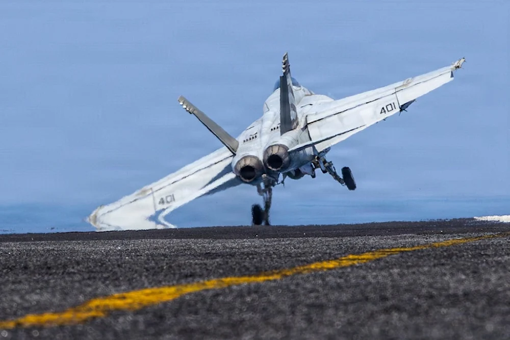 Drone Iran menghantam USS Abraham Lincoln di dekat Selat Hormuz.